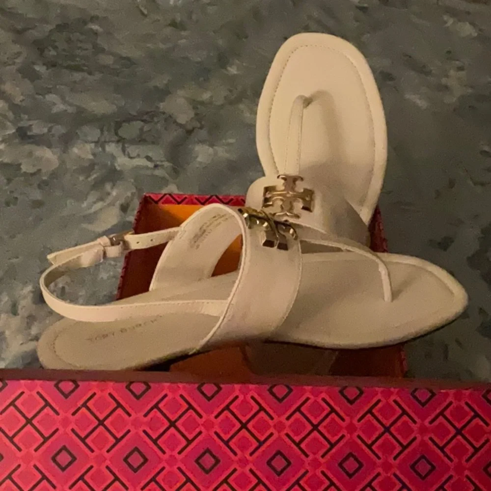 TORY BURCH Eleanor Thong Toe Logo Sandals GOAT LEATHER/Light cream size 8 - Picture 3 of 10